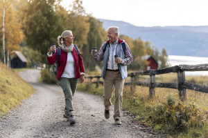 dame og mann på tur i nordisk landskap, restitusjon etter 50